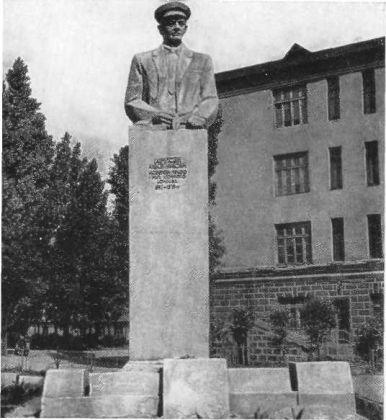 Пам’ятник О.І. Бахмутському в м. Бахмач