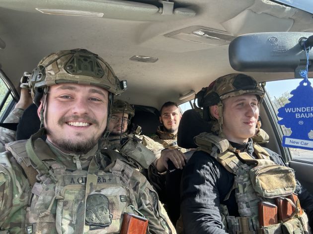 _Юрист_ (ліворуч) з побратимами на виїзді